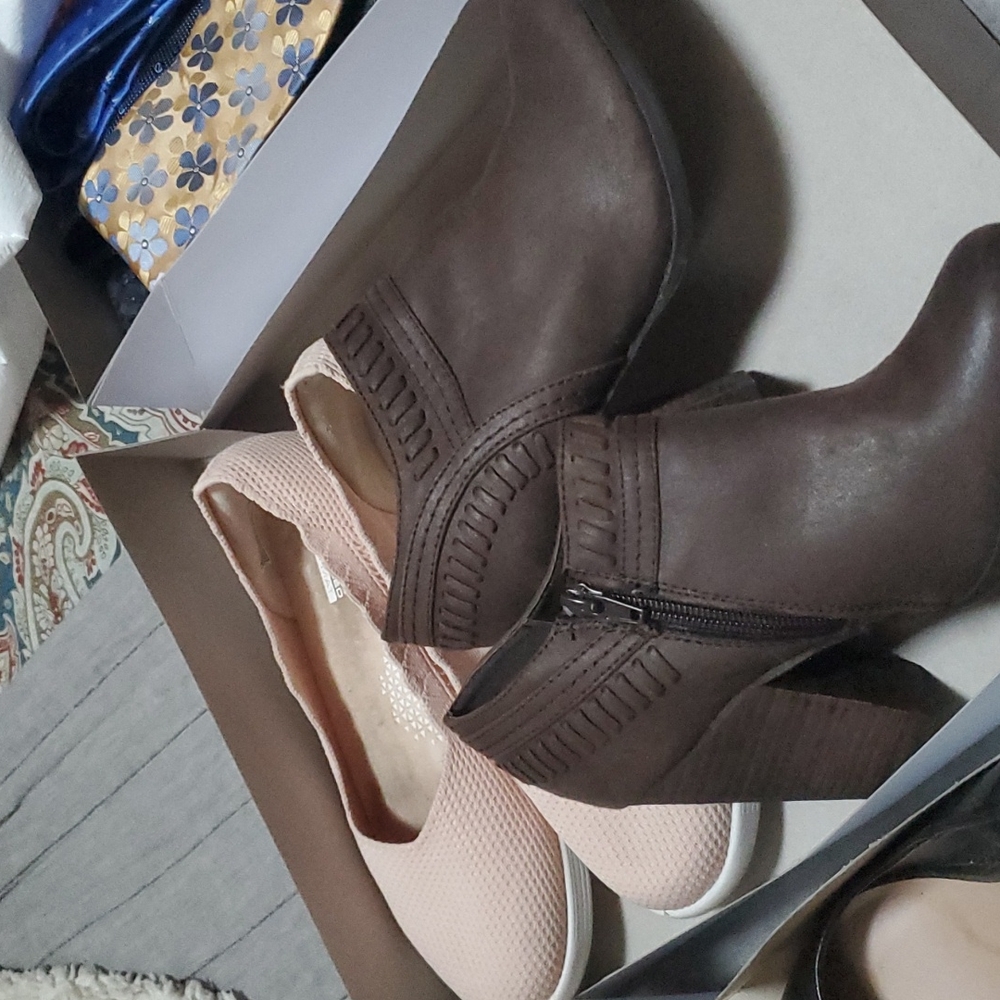 Shoe's - Picture 2 of 2
